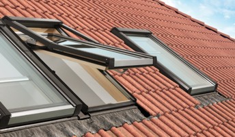 Suministro y colocación de claraboya salida a cubierta. Balos Norte. Mantenimiento integral de comunidades en el País Vasco.